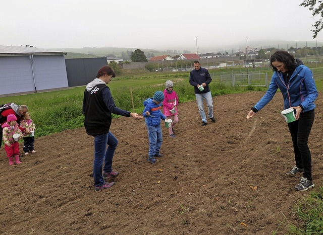 Gro und Klein gemeinsam am Sen &#821...8217;s noch einen frhlichen Umtrunk.   | Foto: Beatrice Ehrlich