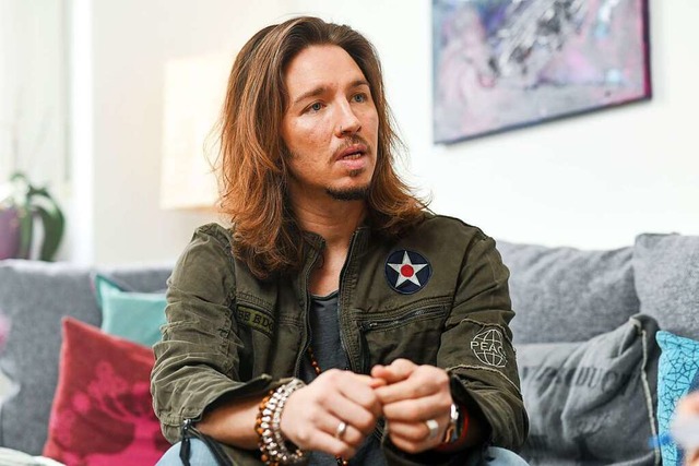 Der Snger Gil Ofarim gibt ein Interview.  | Foto: Tobias Hase (dpa)