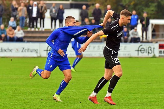 Gelbwrdig: Niklas Fro (FCT) zieht am Trikot des Endingers Nikolas Kopp.  | Foto: Daniel Thoma