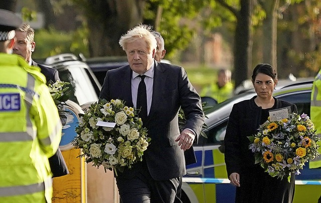 Boris Johnson und Innenministerin Prit...legen am Samstag Blumen am Tatort ab.   | Foto: Alberto Pezzali (dpa)
