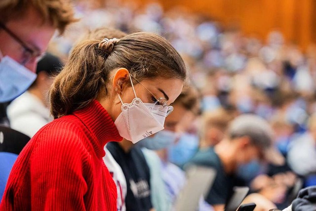 Wo nicht genug Abstand gehalten wird,  muss Maske getragen werden.  | Foto: Rolf Vennenbernd