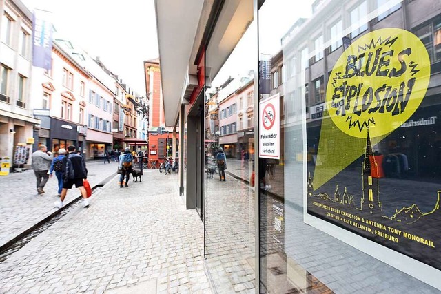 25 Plakate hngen in den Schaufenstern der Grnwlderstrae.  | Foto: Rita Eggstein