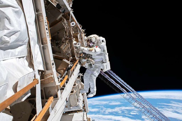 Ein Astronaut ist an der International...hrend er dort an der Station arbeitet.  | Foto: --- (dpa)