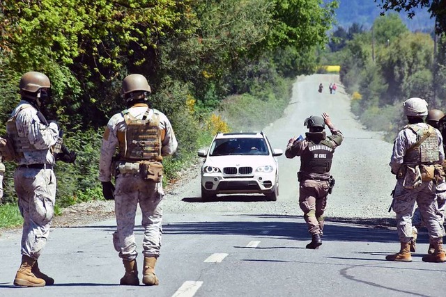 Checkpoint in Ericilla, Chile: Das Militr hat die Kontrolle bernommen  | Foto: Hector Andrade (dpa)