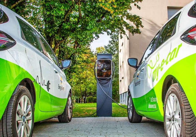 Kombination: Nicht nur eine Ladestatio...ondern auch ein E-Carsharing-Fahrzeug.  | Foto: Paul Eischet