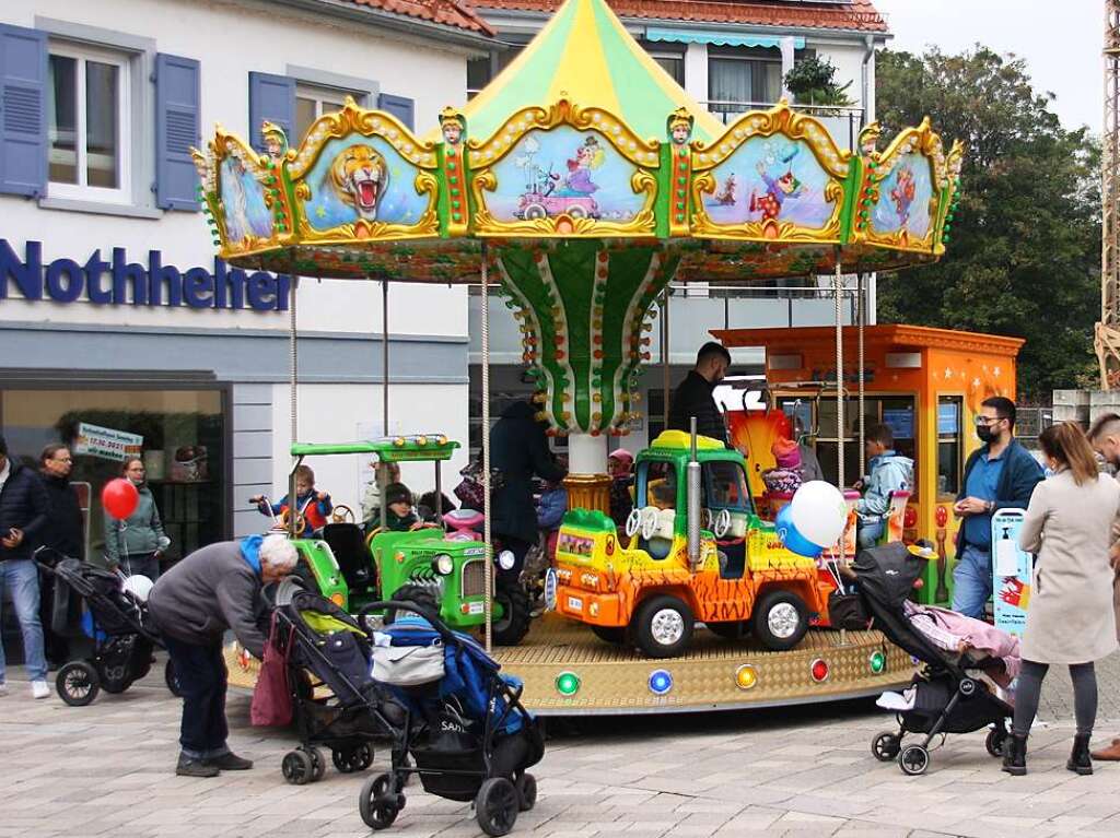 Das Karussell lockte die Kinder.