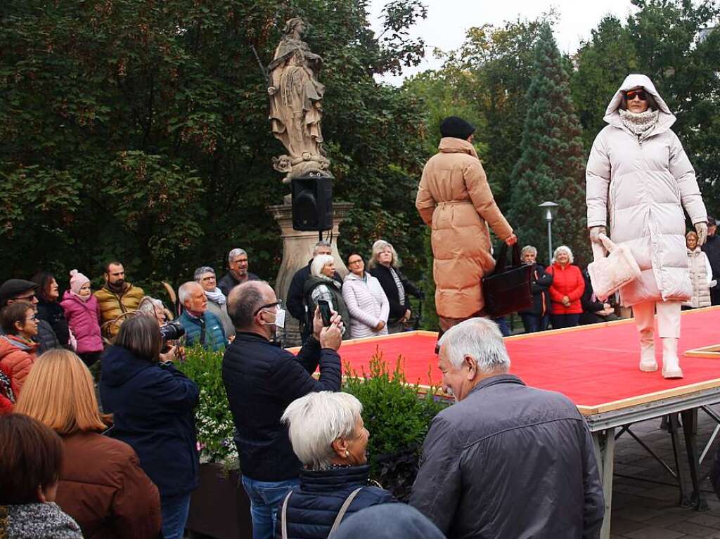 Dicht umlagert: Der Laufsteg fr die Modenschauen auf der Nepomukbrcke.