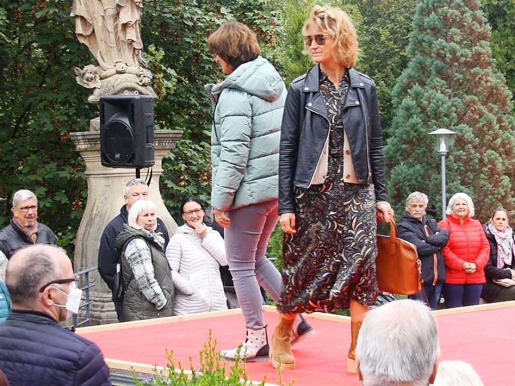 Dicht umlagert: Der Laufsteg fr die Modenschauen auf der Nepomukbrcke.