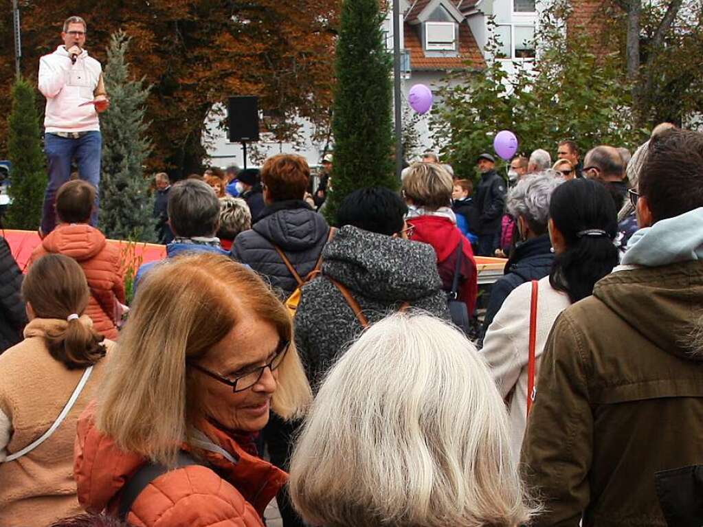 Gekonnte Moderation der Modenschauen: Stefan Ltten vom Schuhhaus Wrtenberger, das mit seinen Modellen auch auf dem Laufsteg vertreten war.