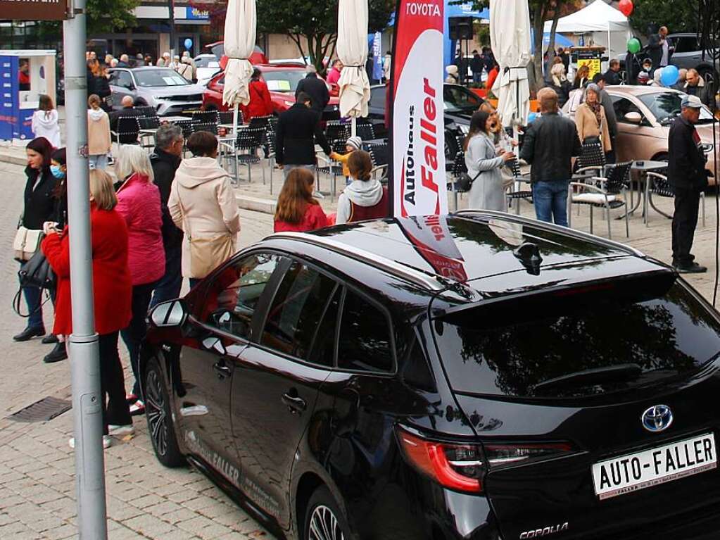 Auf dem Bahnhofsplatz war die groe Autoschau gut besucht.