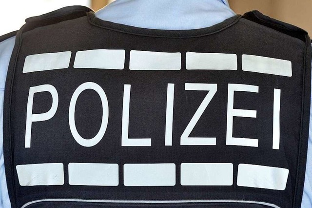 Um Autoreifen im Baum musste sich die Polizei im Btzingen kmmern.  | Foto: Michael Bamberger