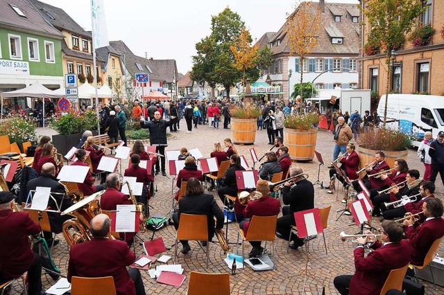 Die Stadtmusik sorgte fr flotte Klnge auf dem Rathausvorplatz.  | Foto: Michael Haberer