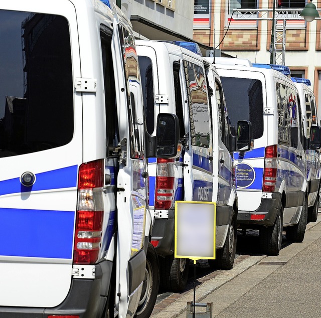 Die Polizei hat im Rahmen eines Ermitt...nes Nagelstudios in Kassel durchsucht.  | Foto: Ingo Schneider