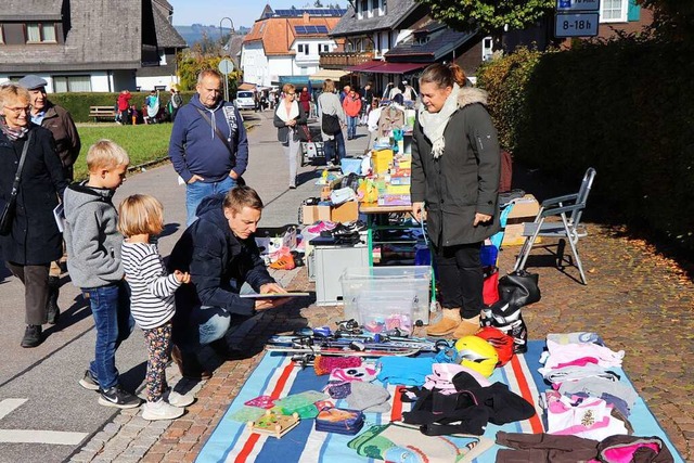 Der Flohmarkt im Adlerweg lockte  Eltern mit ihren Kindern an.    | Foto: Dieter Maurer