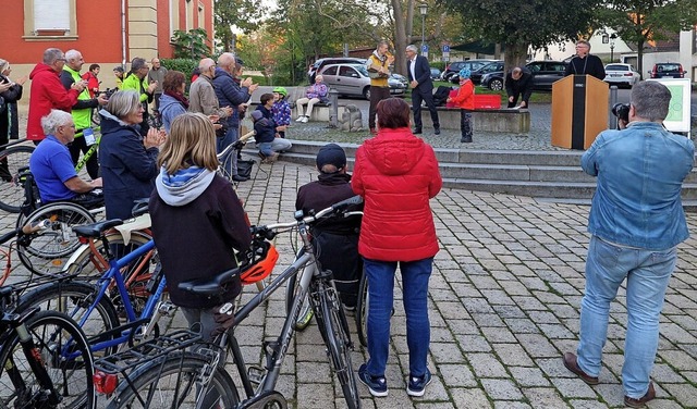 Stadtradler bei der Preisbergabe mit ...tin Lffler auf dem Markgrfler Platz.  | Foto: Beatrice Ehrlich