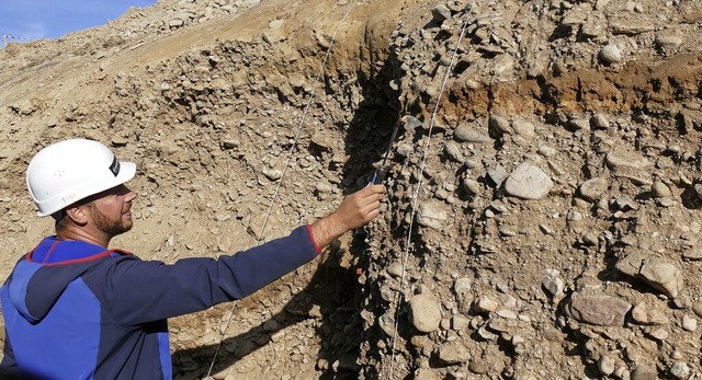 Geologe Jochen Hrtgen deutet auf den ... einem starken Erdbeben zeugen knnte.  | Foto: Frank Schoch