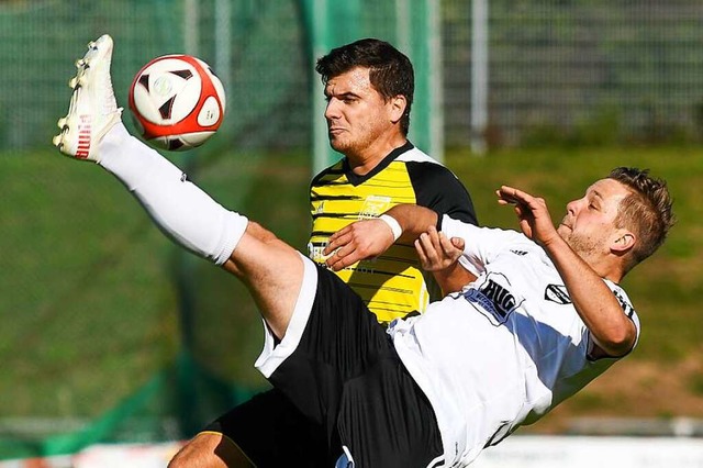 Patrick Heft (FC Steinen-Hllstein) ve...rt vom SV Eichsel. Der FC gewann  2:0.  | Foto: Gerd Grndl