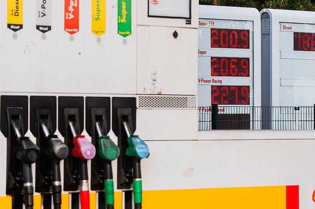 Die Preisanzeige einer Tankstelle an d... 2,069 Euro fr einen Liter Benzin an.  | Foto: Julian Stratenschulte (dpa)