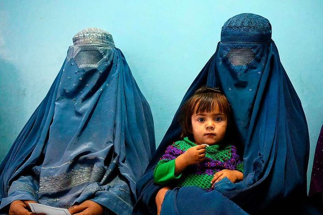 Viele Frauen wagen sich nur noch mit der Burka aus dem Haus.  | Foto: ELISE BLANCHARD (AFP)