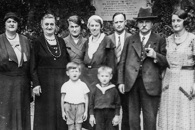 Familienaufnahme aus dem Jahr 1933: Di...liese und den Enkeln Peter und Werner.  | Foto: Familienarchiv Gregory