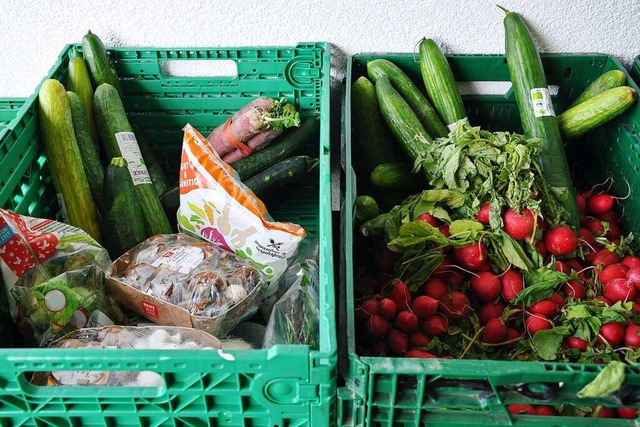 Jeden Abend holen Helferinnen und Helfer Lebensmittel im Supermarkt ab.  | Foto: Ralf Strittmatter