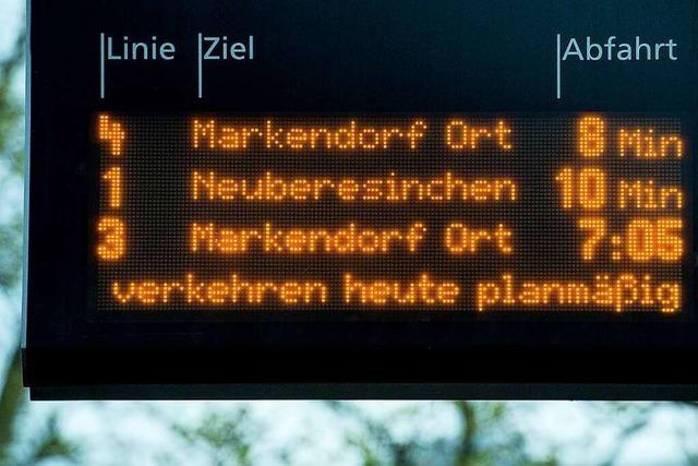 Tafeln zeigen an 26 Haltestellen im Kreis Lörrach, wann der Bus wirklich kommt