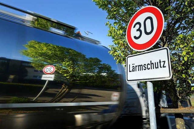 Eines der Themen in Kirchzarten: Tempo 30 in der gesamten Gemeinde  | Foto: Felix Kstle (dpa)