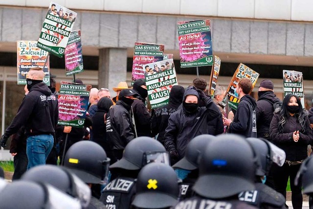 Rechtsextreme demonstrieren gegen Corona-Manahmen.: gefhrliche Querfront  | Foto: Sebastian Willnow (dpa)