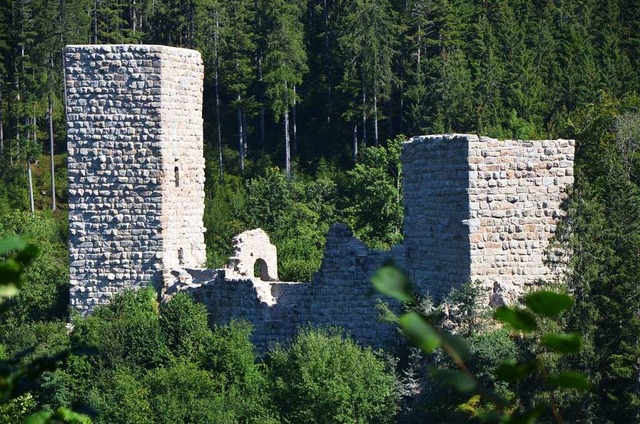 Hell prsentiert sich die sanierte Rui...eren, rechts der frhere Aussichtsturm  | Foto: Friedbert Zapf