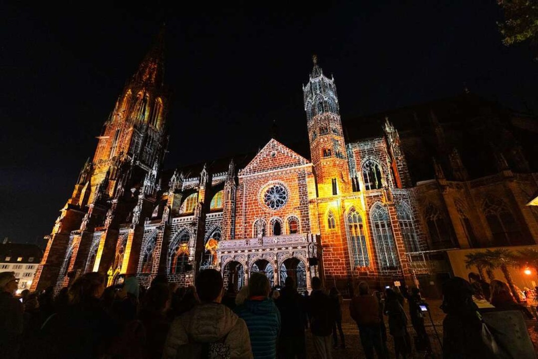 Im Freiburger Münster treffen sich Menschen regelmäßig zum gemeinsamen Gebet.  | Foto: Philipp von Ditfurth (dpa)