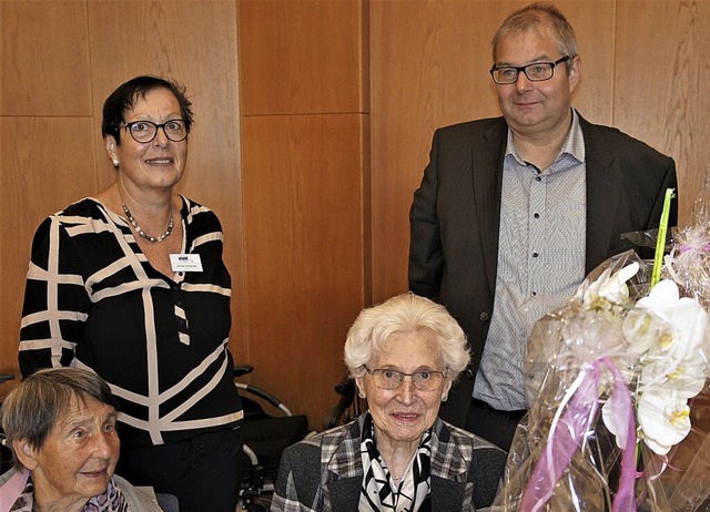 Die lteste Besucherin des Seniorennac...ates, Carmen Schlachter, ein Geschenk.  | Foto: Reinhard Herbrig