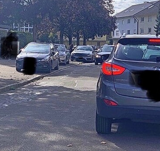 Parkende Eltern-Taxis auf dem Gehweg vor der Tschamber-Schule  | Foto: Christine Armbruster