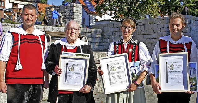 Die Trachtenkapelle Herrischried ehrte...Jahre) und Harald Schneider (40 Jahre)  | Foto: Charlotte Frse