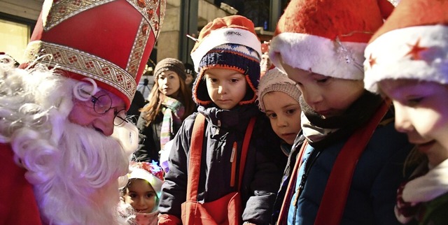 Die Nikoluse knnen ihre Kostme bere...es Jahr wieder Weihnachtsmrkte geben.  | Foto: Barbara Ruda