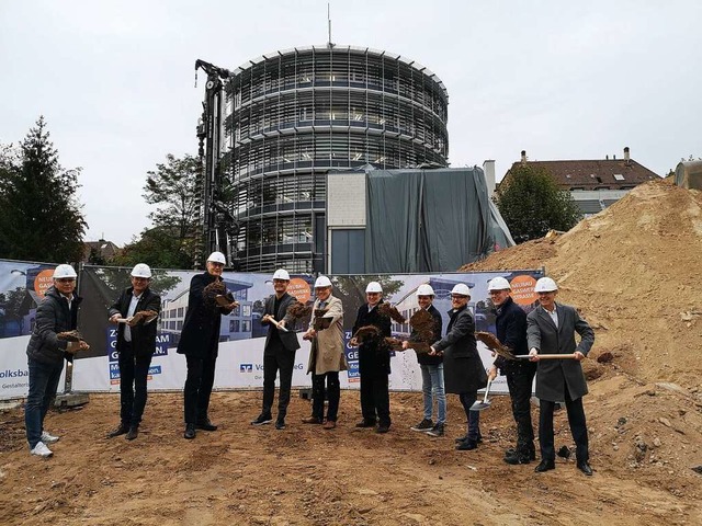 Spatenstich am Sitz in Offenburg: Die ...strae und schafft neue Arbeitspltze.  | Foto: Ralf Burgmaier