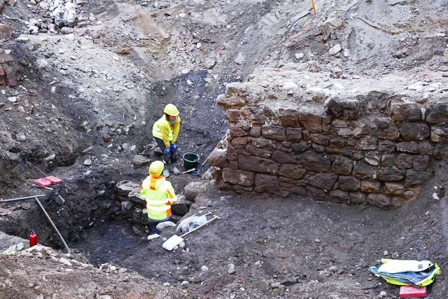 Der Bau des Kita-Anbaus kann laut Beig... trotz des Stadtmauer-Fundes beginnen.  | Foto: Andr Hnig