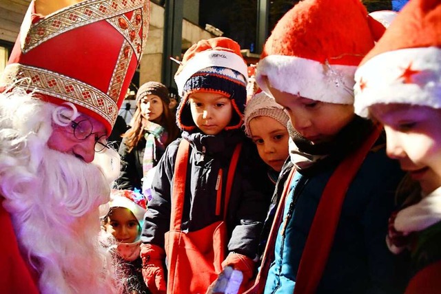 Die Nikoluse knnen ihre Kostme bere...es Jahr wieder Weihnachtsmrkte geben.  | Foto: Barbara Ruda