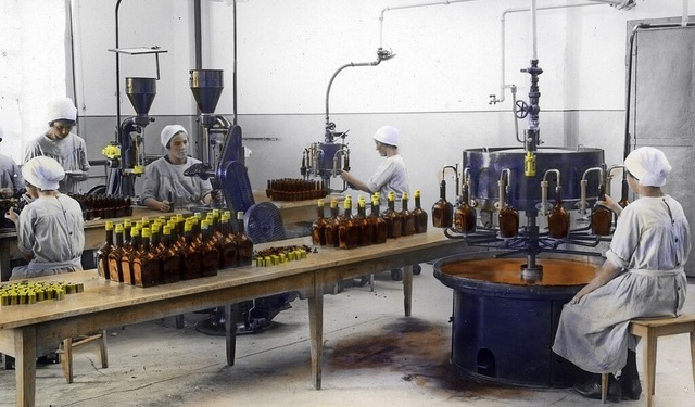 Arbeiterinnen fllen Wrze-Flaschen in der Maggi-Fabrik in Kemptthal (um 1910).  | Foto: --