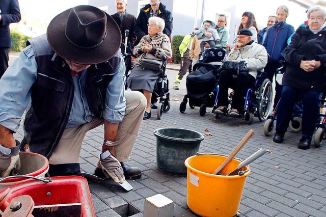 Gunter Demnig verlegt den Stolperstein...se, ehemaliger Lahrer SPD-Gemeinderat.  | Foto: Heidi Fel