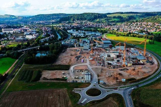 Die Lrracher Klinikbaustelle von oben betrachtet