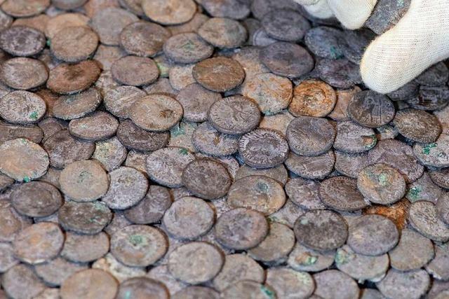 Rund 5500 römische Silbermünzen werden in Tübingen restauriert