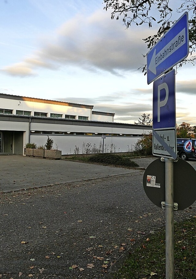 Der Parkplatz bei der Rheinhalle soll ...refreie Bushaltestelle ergnzt werden.  | Foto: Frank Schoch