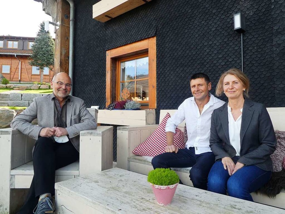 Andrea und Matthias Fehrenbach vom Sch...Links Volker Haselbacher von der HTG.   | Foto: Peter Stellmach