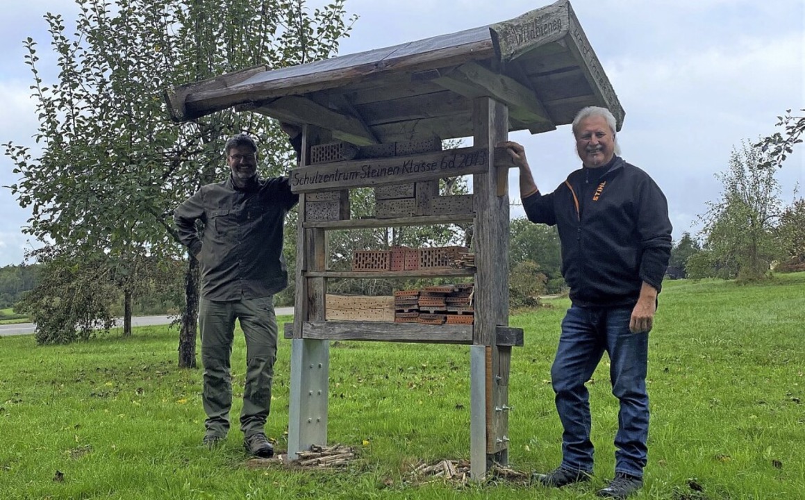 Wolf-Dieter Hänssler und Robert Pflüger beim Insektenhotel  | Foto: Martina David-Wenk