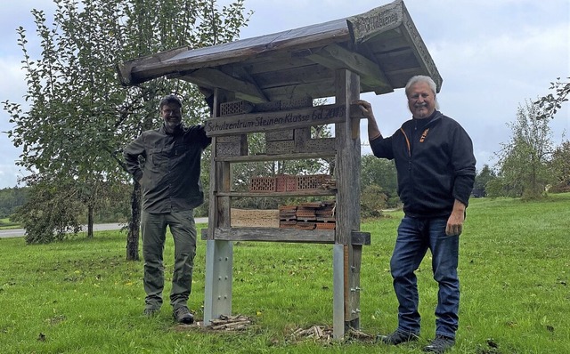 Wolf-Dieter Hnssler und Robert Pflger beim Insektenhotel  | Foto: Martina David-Wenk