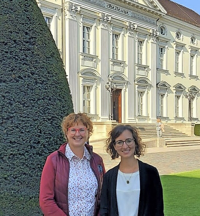 Carmen Ltsch (l.) und Katerina Ankerhold vor Schloss Bellevue  | Foto: Stadt Offenburg
