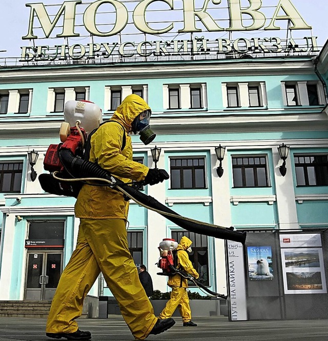 Am Mittwoch wurde in Moskau eine Bahnstation desinfiziert.   | Foto: KIRILL KUDRYAVTSEV (AFP)