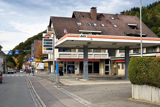 Auf dem Gelnde der Tankstelle will ei... Wohngebude mit Supermarkt errichten.  | Foto: Thomas Kunz