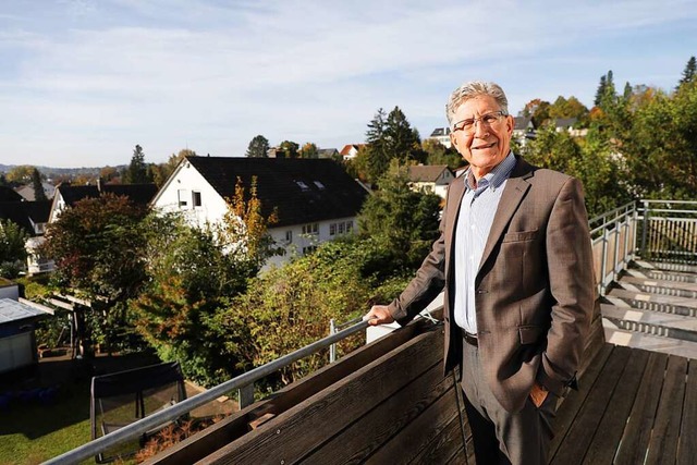 Vom Balkon seines Hauses blickt Wolfgang G. Mller auf Lahr und die Rheinebene.  | Foto: Christoph Breithaupt