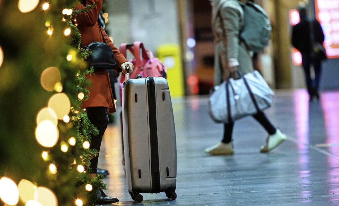 Wer Weihnachten entspannt wegfahren wi...e seine Reise schon frühzeitig planen.  | Foto: Andreas Arnold (dpa)